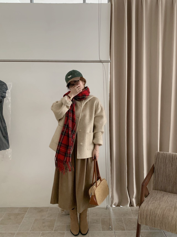 Moteriškas vilnos paltas su gobtuvu, trumpas ilgis, laisvas kirpimas, dvipusis audinys, 70–80% vilnos