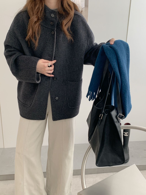 Moteriškas vilnos paltas su gobtuvu, trumpas ilgis, laisvas kirpimas, dvipusis audinys, 70–80% vilnos