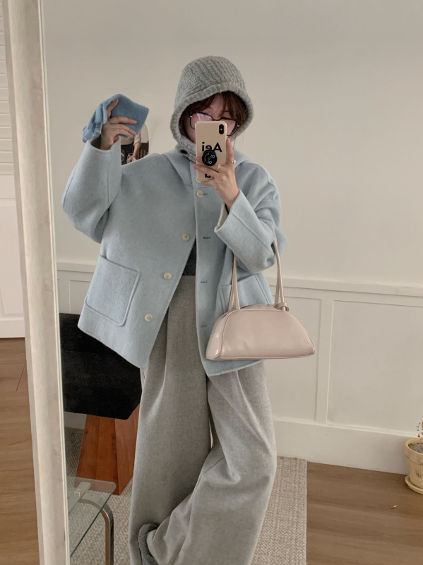 Moteriškas vilnos paltas su gobtuvu, trumpas ilgis, laisvas kirpimas, dvipusis audinys, 70–80% vilnos