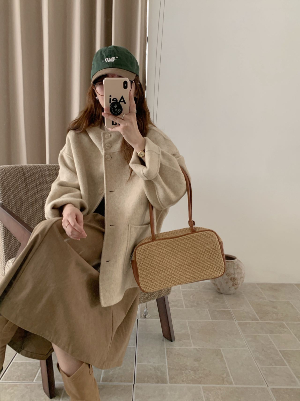 Moteriškas vilnos paltas su gobtuvu, trumpas ilgis, laisvas kirpimas, dvipusis audinys, 70–80% vilnos