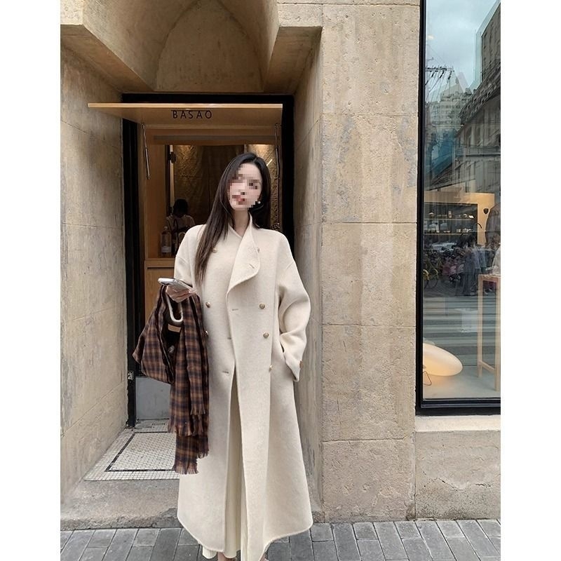 Ženski kratki chenille kaput, uska silueta, s poluturtleneck ovratnikom, duljina 40–50 cm