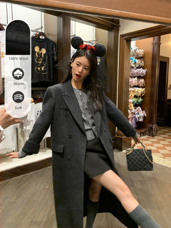 Visszahajtható nehéz gyapjú kabát szőrme gallérral nőknek (Középméretű sziluett, Hosszú ujjú, Egyszerű gombos záródás, Egyenes szabás, Téli 2024)