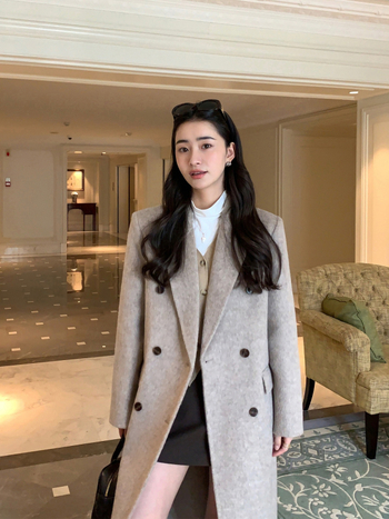 Visszahajtható nehéz gyapjú kabát szőrme gallérral nőknek (Középméretű sziluett, Hosszú ujjú, Egyszerű gombos záródás, Egyenes szabás, Téli 2024)