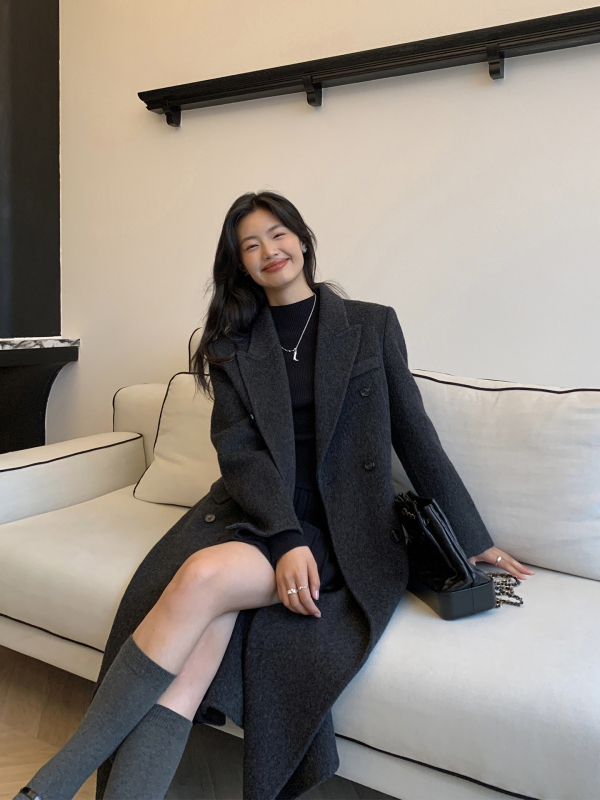 Visszahajtható nehéz gyapjú kabát szőrme gallérral nőknek (Középméretű sziluett, Hosszú ujjú, Egyszerű gombos záródás, Egyenes szabás, Téli 2024)