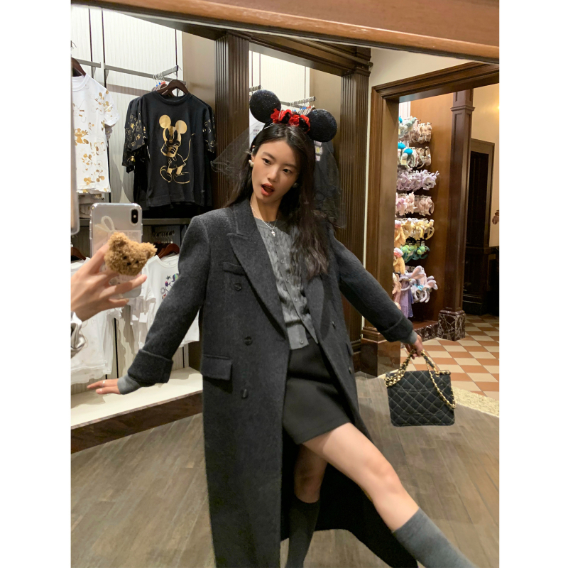 Visszahajtható nehéz gyapjú kabát szőrme gallérral nőknek (Középméretű sziluett, Hosszú ujjú, Egyszerű gombos záródás, Egyenes szabás, Téli 2024)