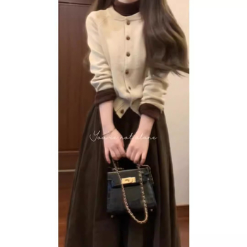 Трикомпонентен костюм с пола и пуловер, едноцветен полиестер, къса пола, дълги ръкави, пролет 2025