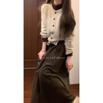 Трикомпонентен костюм с пола и пуловер, едноцветен полиестер, къса пола, дълги ръкави, пролет 2025