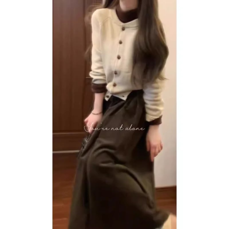 Трикомпонентен костюм с пола и пуловер, едноцветен полиестер, къса пола, дълги ръкави, пролет 2025