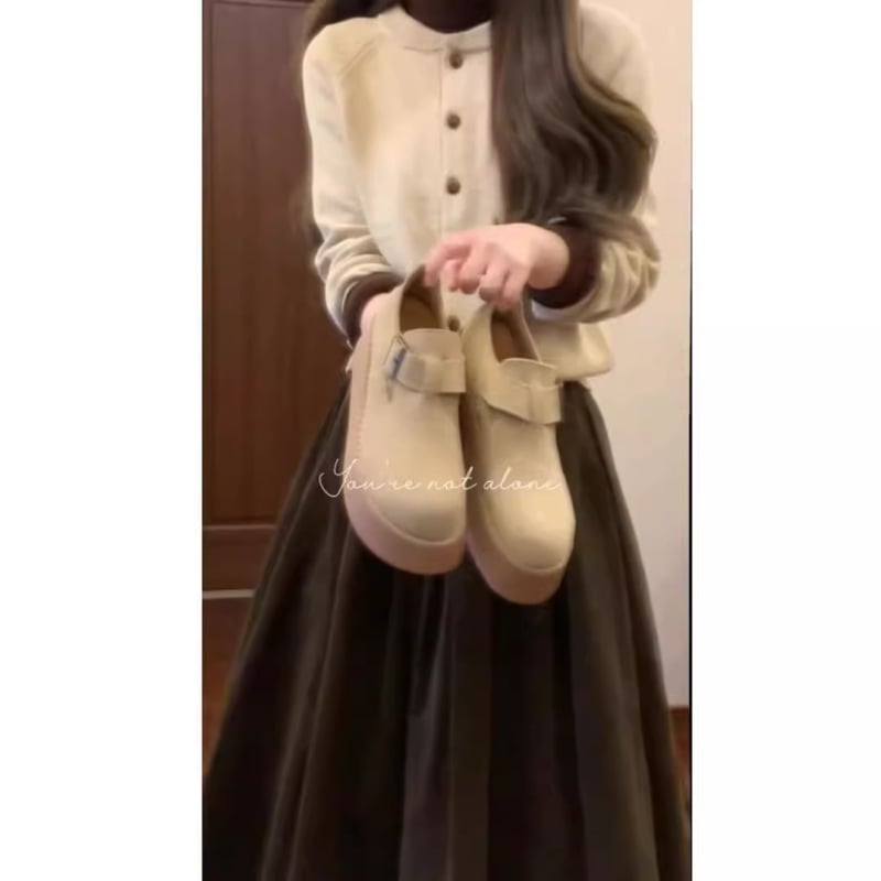 Трикомпонентен костюм с пола и пуловер, едноцветен полиестер, къса пола, дълги ръкави, пролет 2025