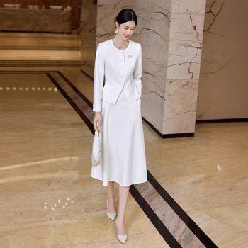 Sieviešu profesionālais kostīms ar svārkiem – garas piedurknes, vidēja garuma svārki, poliesteris, biroja stils