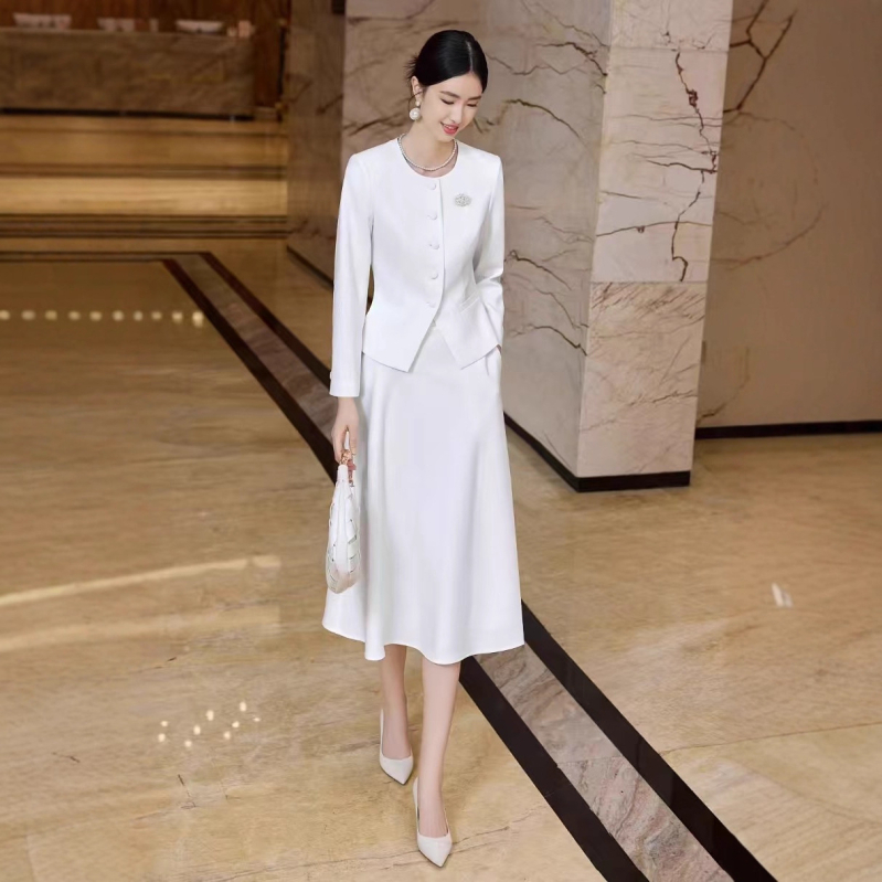 Sieviešu profesionālais kostīms ar svārkiem – garas piedurknes, vidēja garuma svārki, poliesteris, biroja stils