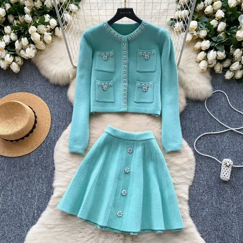 Двухчастов дамски комплект от плетиво: пола и жилетка, дълги ръкави, полиестер, едноцветен модел