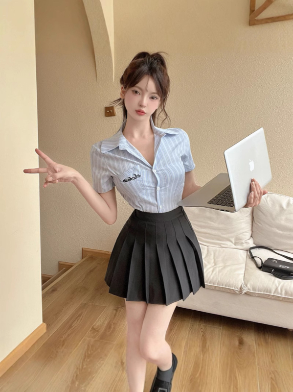 Divdaļīgs biroja stila komplekts: svītraini izšūts tops ar plisu svārku, kokvilnas-poliestera maisījums, 3/4 piedurknes, vasara 2024