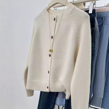 Вълнен кардиган, реглан ръкави, кръгла яка, свободен силует, средна дебелина