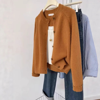 Вълнен кардиган, реглан ръкави, кръгла яка, свободен силует, средна дебелина