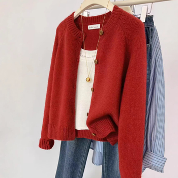 Вълнен кардиган, реглан ръкави, кръгла яка, свободен силует, средна дебелина