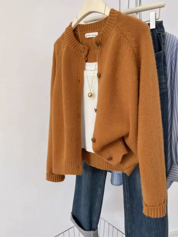 Вълнен кардиган, реглан ръкави, кръгла яка, свободен силует, средна дебелина