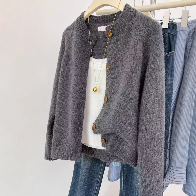 Вълнен кардиган, реглан ръкави, кръгла яка, свободен силует, средна дебелина