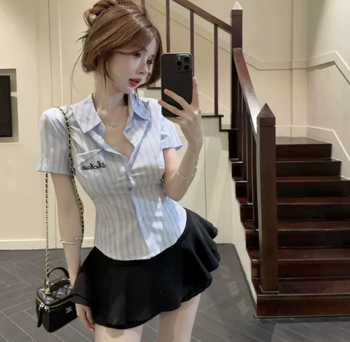 Divdaļīgs komplekts: svītrainā izšuvuma blūze ar plisu svārkiem, tops ar 3/4 piedurknēm, vasara 2024, kokvilnas-poliestera maisījums, biroja stila apģērbs