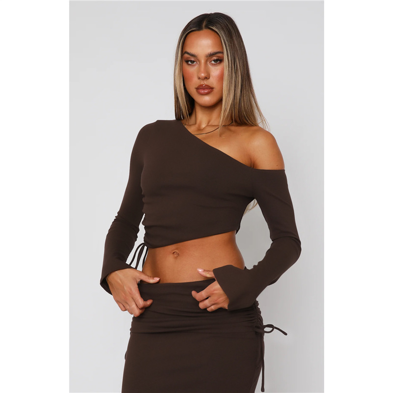 Едноцветен комплект: горнище с дълъг ръкав и връзка за наклонено рамо и дълга пола; плат: млечна коприна; полиестер 80-90%, спандекс <30%; стил: елегантен градски