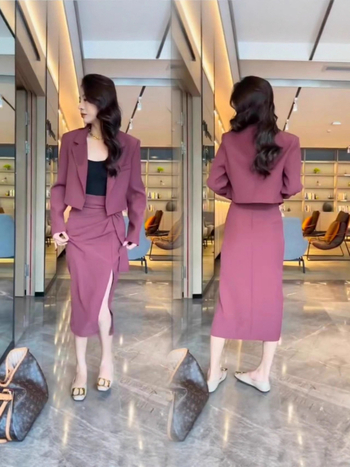 Divdaļīgs sieviešu kostīms: top ar garām piedurknēm un midi svārki ar atvērumu, vienkrāsains poliesters, 70–80% poliestera saturs, biroja ikdienas stilam