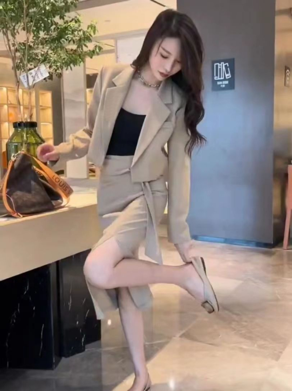 Divdaļīgs sieviešu kostīms: top ar garām piedurknēm un midi svārki ar atvērumu, vienkrāsains poliesters, 70–80% poliestera saturs, biroja ikdienas stilam