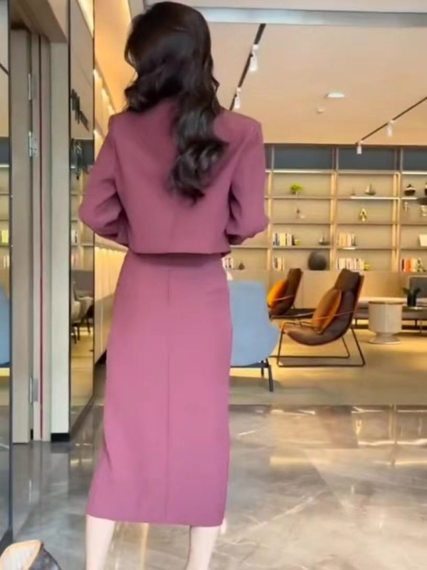 Divdaļīgs sieviešu kostīms: top ar garām piedurknēm un midi svārki ar atvērumu, vienkrāsains poliesters, 70–80% poliestera saturs, biroja ikdienas stilam