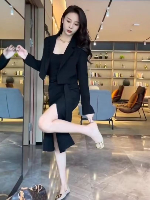 Divdaļīgs sieviešu kostīms: top ar garām piedurknēm un midi svārki ar atvērumu, vienkrāsains poliesters, 70–80% poliestera saturs, biroja ikdienas stilam