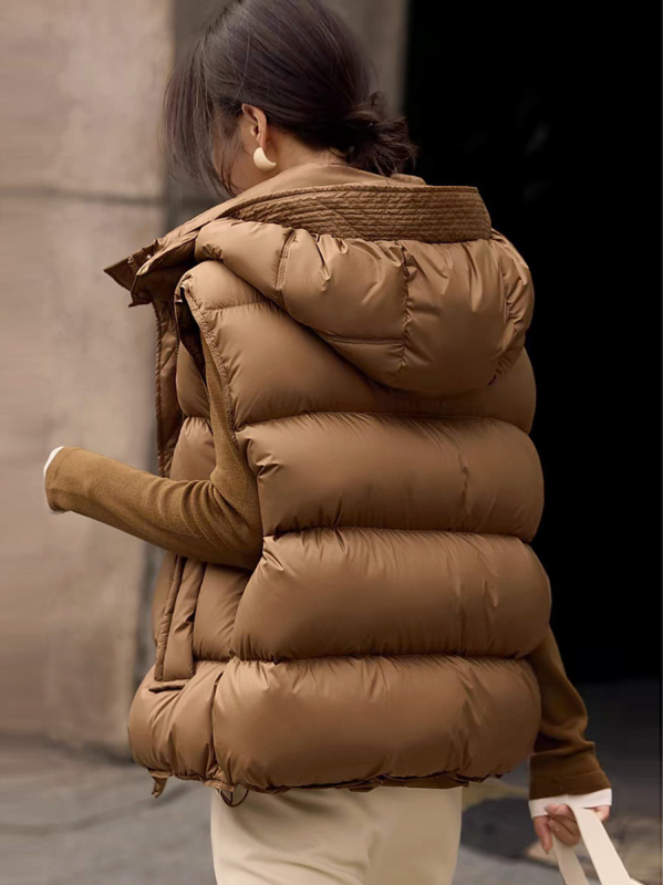 Дамска пухена жилетка с качулка, полиестрова основа, пълнител: гъши пух, кашмир съдържание 51–55%, цип, Regular fit