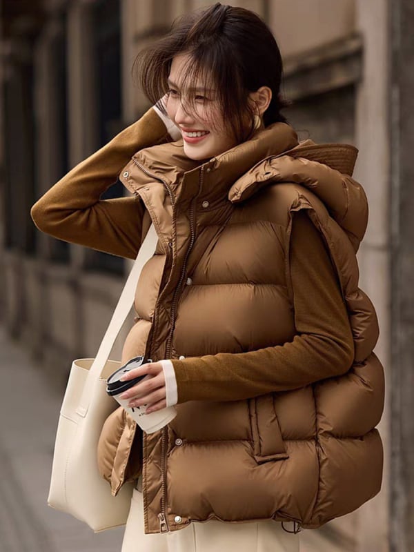 Дамска пухена жилетка с качулка, полиестрова основа, пълнител: гъши пух, кашмир съдържание 51–55%, цип, Regular fit