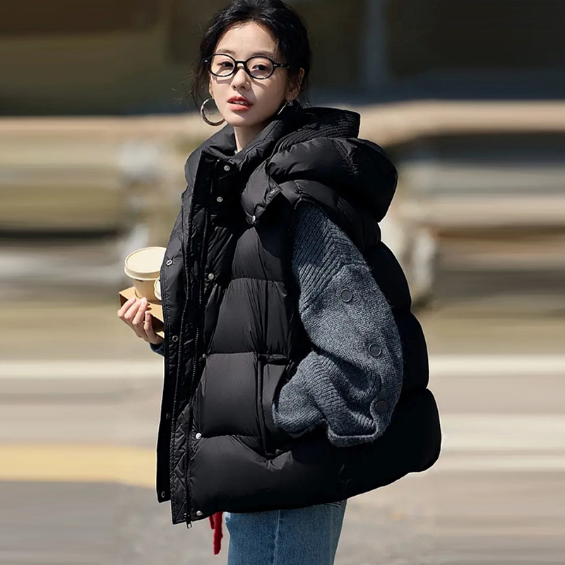 Дамска пухена жилетка с качулка, полиестрова основа, пълнител: гъши пух, кашмир съдържание 51–55%, цип, Regular fit