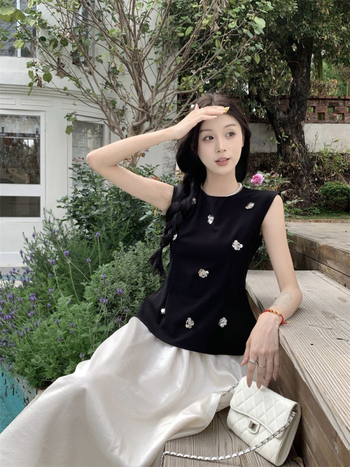 Двукомпонентен комплект: безръкав топ с цветя от мъниста и дълга пола с висока талия, лято 2025