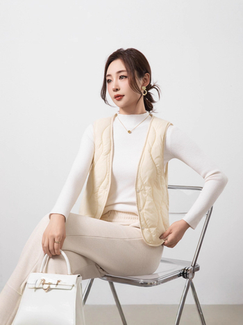 Ženski prsluk s velurovom podstavom, kratka duljina, V izrez, punjenje od down cotton, jednostruko kopčanje — jesen 2025