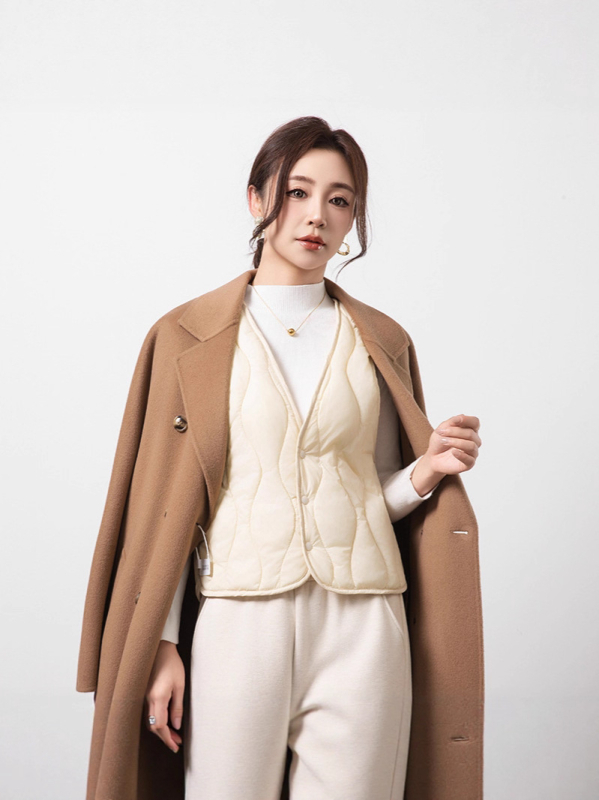 Ženski prsluk s velurovom podstavom, kratka duljina, V izrez, punjenje od down cotton, jednostruko kopčanje — jesen 2025