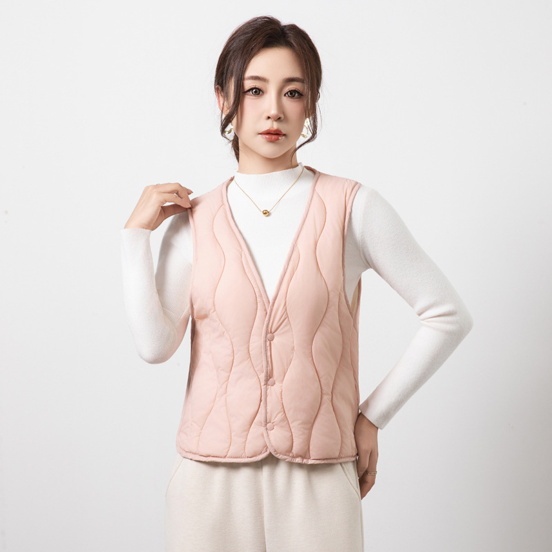 Ženski prsluk s velurovom podstavom, kratka duljina, V izrez, punjenje od down cotton, jednostruko kopčanje — jesen 2025