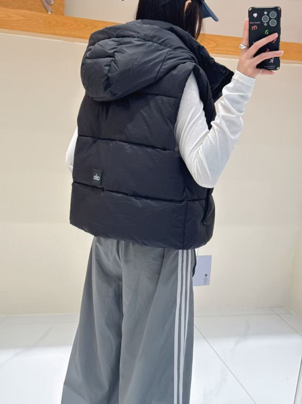 Ženski down vest s kapuljom i stojećim ovratnikom, zatvaranje na zip, debeli poliester, punilo od bijelog patka perja 201–300 g