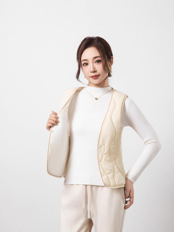 Ženski najlonski prsluk s punom od perja i pamuka, fleece podstava, V izrez, kratak kroj, tri gumba