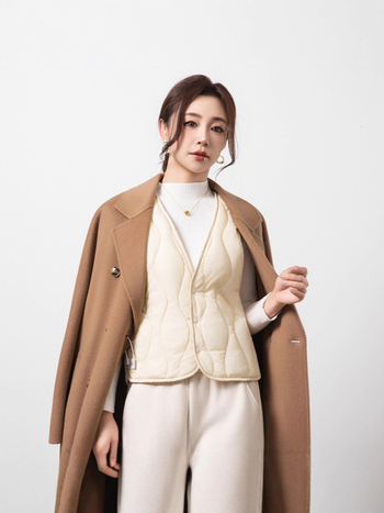 Ženski najlonski prsluk s punom od perja i pamuka, fleece podstava, V izrez, kratak kroj, tri gumba