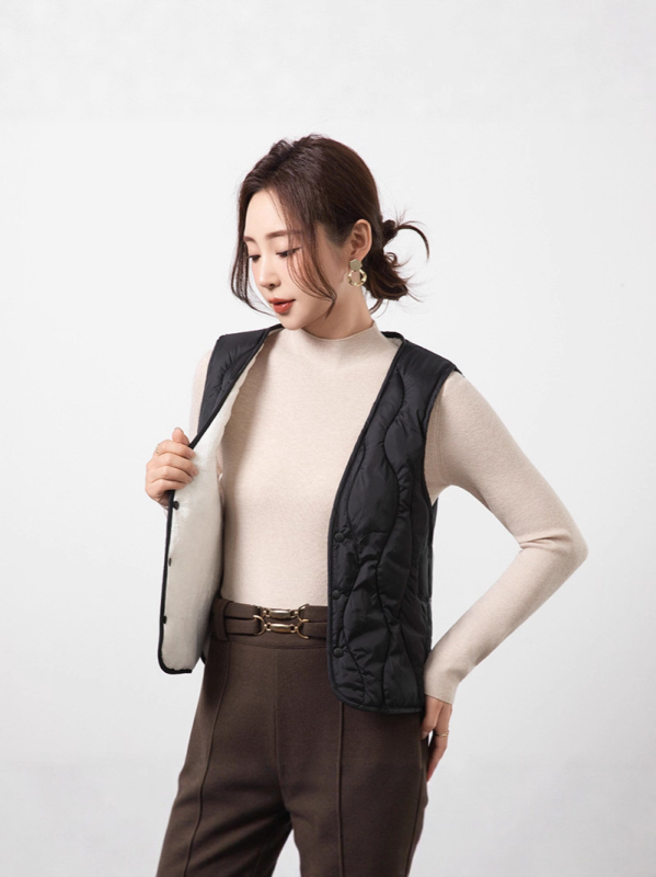 Ženski najlonski prsluk s punom od perja i pamuka, fleece podstava, V izrez, kratak kroj, tri gumba