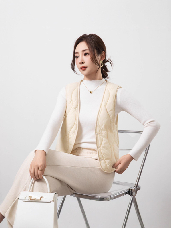 Ženski najlonski prsluk s punom od perja i pamuka, fleece podstava, V izrez, kratak kroj, tri gumba