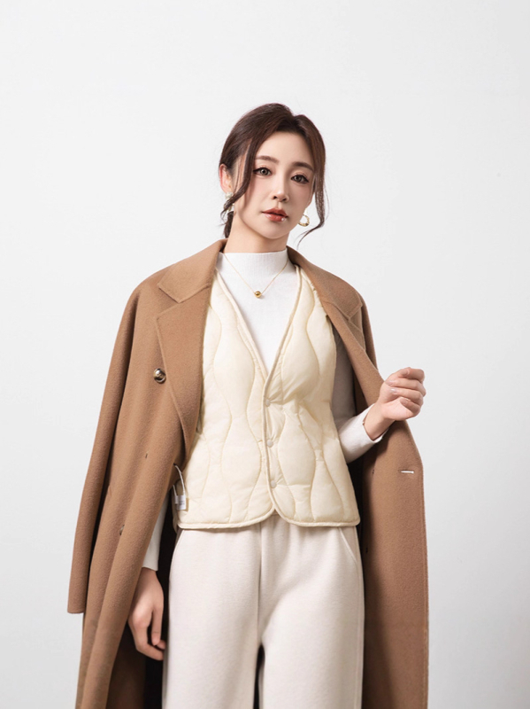 Ženski najlonski prsluk s punom od perja i pamuka, fleece podstava, V izrez, kratak kroj, tri gumba