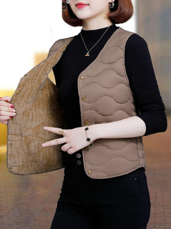 Ženska vest s pamuk punjenjem; poliester tkanina; prugasti/karirani uzorak; okrugli ovratnik; kopčanje s kopčama