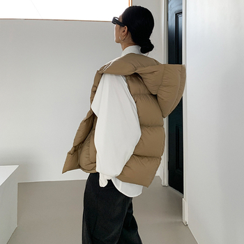 Ženski prsluk od puhastog materijala s kapuljačom, zatvarač, 86–90% bijelog patka perja, srednja debljina, poliester tkanina