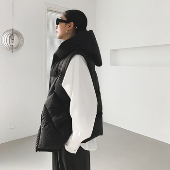 Ženski prsluk od puhastog materijala s kapuljačom, zatvarač, 86–90% bijelog patka perja, srednja debljina, poliester tkanina