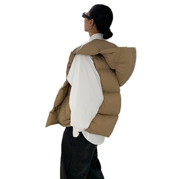 Ženski prsluk od puhastog materijala s kapuljačom, zatvarač, 86–90% bijelog patka perja, srednja debljina, poliester tkanina