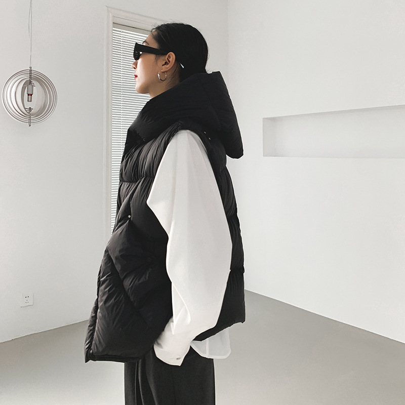 Ženski prsluk od puhastog materijala s kapuljačom, zatvarač, 86–90% bijelog patka perja, srednja debljina, poliester tkanina