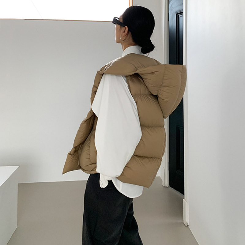 Ženski prsluk od puhastog materijala s kapuljačom, zatvarač, 86–90% bijelog patka perja, srednja debljina, poliester tkanina