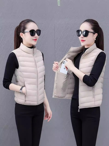 Ženska vesta od poliester materijala, uski kroj, stojeći ovratnik, zatvarač, punjenje poliester-pamuk