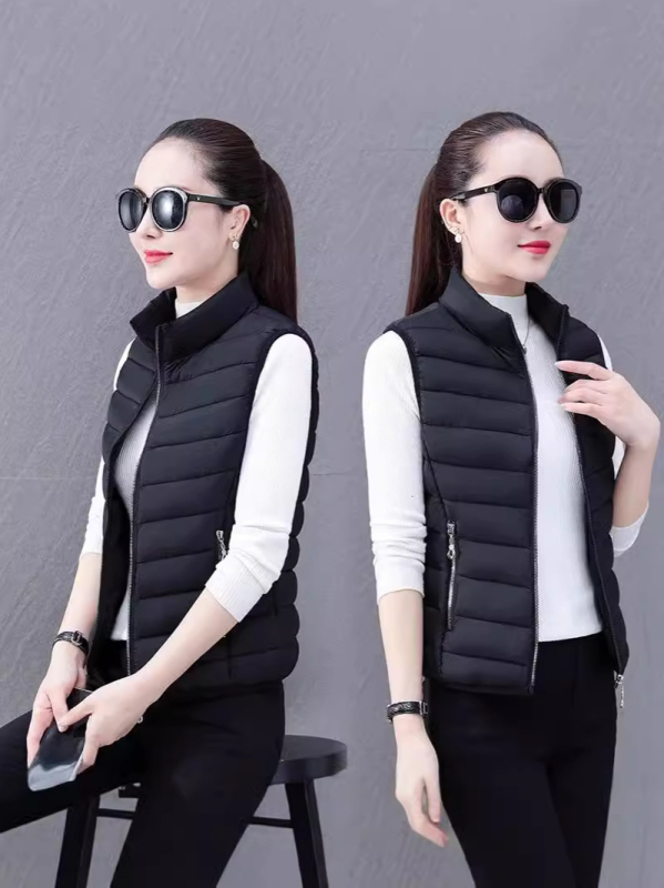 Ženska vesta od poliester materijala, uski kroj, stojeći ovratnik, zatvarač, punjenje poliester-pamuk