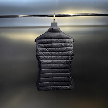 Dámska vesta z husieho páperia, stojaci golier, predný zips, bavlnený materiál, geometrický vzor